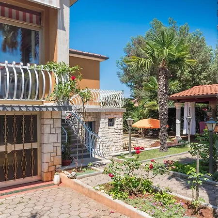 With A Parking Space - 22520 * Umag